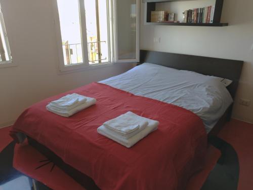 ein Bett mit zwei Handtüchern darüber in der Unterkunft Miro' Holiday Attic in Bologna