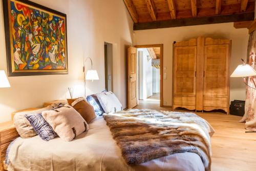 ein Schlafzimmer mit einem großen Bett mit einer Pelzmütze in der Unterkunft Luxus Apartments Chesa Chantarella an TOP Lage! in St. Moritz