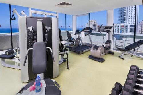 Fitness centrum a/nebo fitness zařízení v ubytování Leonardo Plaza Netanya Hotel