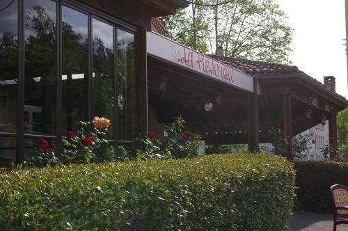 Κήπος έξω από το Hostellerie de La Roseraie