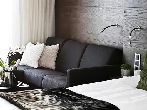 a living room with a couch and a table at Hotel Tylösand in Tylösand