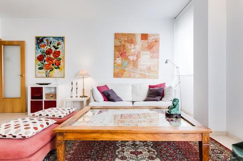 a living room with a couch and a table at Mia Beach-City apartment in Montgat