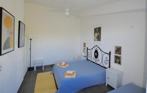 ノート・マリーナにあるVENDICARI Casa Vacanza a Noto Eloro Vendicariのベッドルーム1室(青いベッド1台、青いテーブル付)