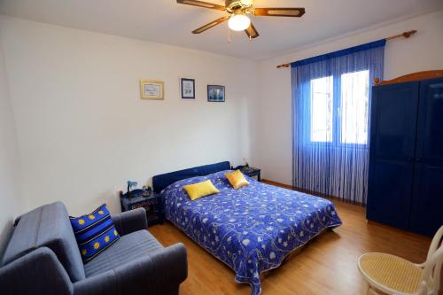 1 dormitorio con 1 cama y 1 sofá en Apartments M&J en Supetar
