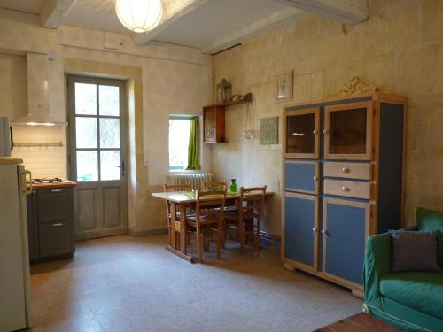 une cuisine avec une table et une salle à manger dans l'établissement Mas Bonement, à Arles