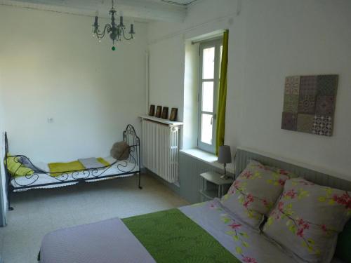 une chambre avec un lit et une fenêtre dans l'établissement Mas Bonement, à Arles