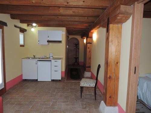 una cucina con bancone e sedia in una stanza di Resort Villa Manin a Passariano