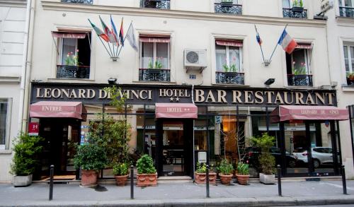 un bar-restaurant avec des plantes en pot devant un bâtiment dans l'établissement Hotel Leonard De Vinci, à Paris