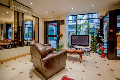 Μια τηλεόραση ή/και κέντρο ψυχαγωγίας στο Hotel Leonard De Vinci 75011