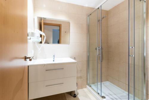y baño con lavabo y ducha. en Residencial Super Stop Apartaments Torre Valentina, en Sant Antoni de Calonge