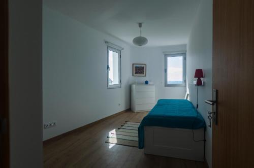 ラゴアにあるCasa Rosa-Porto dos Carneirosの白い部屋(ベッド1台、窓2つ付)