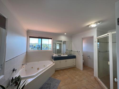Wate Pool Corporate & Group Retreat on the Water Sleeps 17 Pool, Parrearra ...
