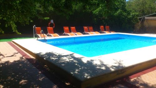 ein Swimmingpool mit Liegestühlen und ein Swimmingpool in der Unterkunft Bungalows y Glamping Medina Sidonia in Medina-Sidonia