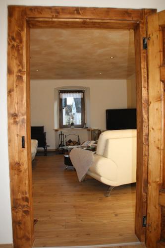 ein Wohnzimmer mit einem Sofa und einem Tisch in der Unterkunft Ferienhaus "Bei Koos" in Wiesbaum