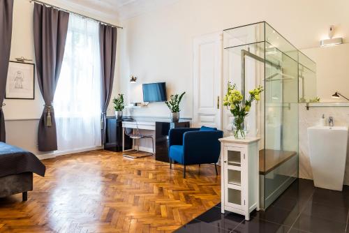 un soggiorno con lavandino e scrivania di Angel House Aparthotel a Cracovia