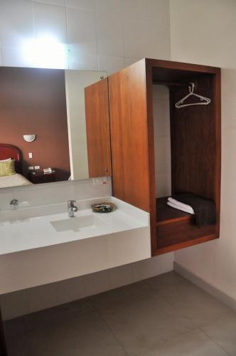 a bathroom with a sink and a mirror at Gran Hotel de Lago - Shushufindi in Shushufindi
