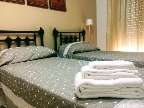 2 camas individuais com toalhas num quarto em Federicocasa em Alberobello