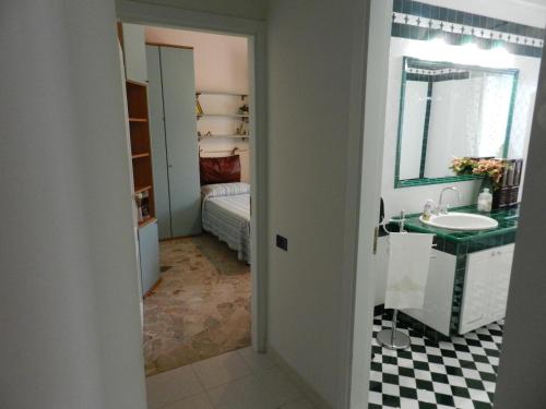 un bagno con lavandino e specchio di Annunziatella95 a Matera