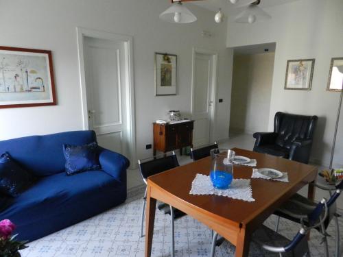 a living room with a blue couch and a table at Annunziatella95 in Matera