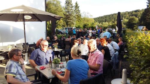 a group of people sitting at tables at an event at Hotel Winterberg Resort in Winterberg