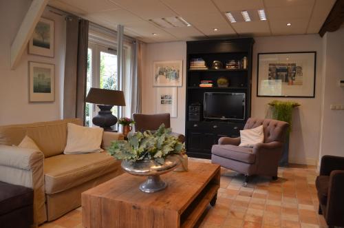 Sleeuwijk的住宿－巴恩度假屋，带沙发和咖啡桌的客厅