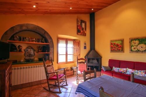 CaserrasにあるCal Viudet Vellのリビングルーム(赤いソファ、テーブル付)