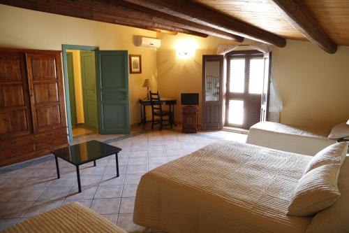 a bedroom with two beds and a table at Albergo La Fontanella in Noto