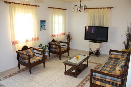 Mina's Studios in Naxos Islandにあるテレビまたはエンターテインメントセンター