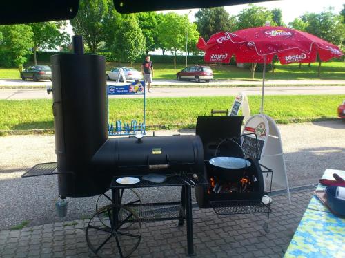 a bbq grill with a bbq at Gasthof Paradiesgartl in Kleinpöchlarn