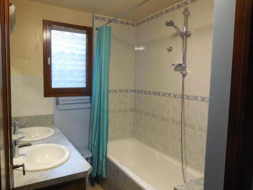 La salle de bains est pourvue d'une baignoire, d'un lavabo et d'une douche. dans l'établissement Les Gîtes de Galinette, à La Bâtie-Vieille