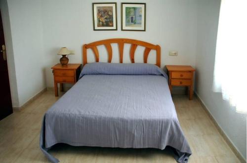sypialnia z dużym łóżkiem i 2 szafkami nocnymi w obiekcie Apartamentos los Boliches w mieście Puerto de Mazarrón