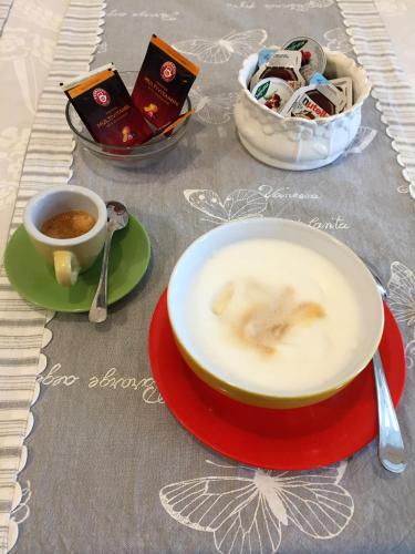 eine Schüssel Suppe und eine Tasse Kaffee auf dem Tisch in der Unterkunft Duomo Sant'Agata Apartment in Catania