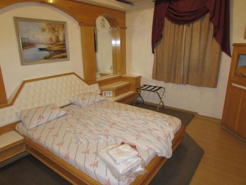 מיטה או מיטות בחדר ב-Pleasant Place Hotel