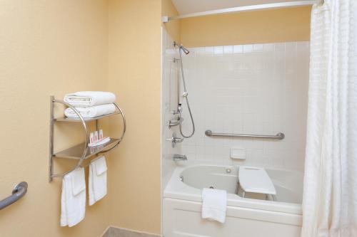 Ένα μπάνιο στο Econo Lodge