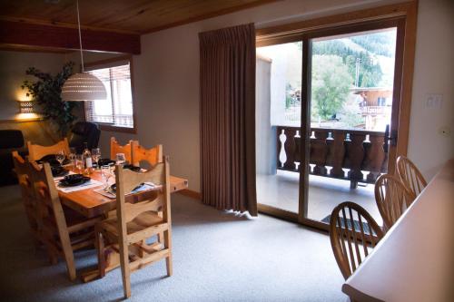 a dining room with a table and a large window at Sitzmark Sports Lodge in Red River