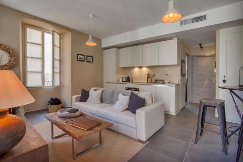 un salon avec un canapé blanc et une table dans l'établissement U Palazzu Ghejenuvese, à Bastia