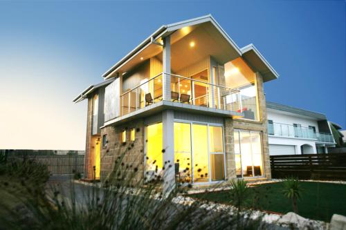 ein Haus mit großen Glastüren darauf in der Unterkunft Aloha Beachfront Port Fairy in Port Fairy
