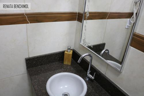 Bilik mandi di Pousada Flor Dália