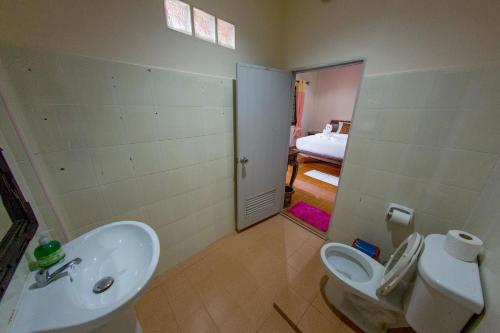 een badkamer met een witte wastafel en een toilet bij El Greco Bungalows Koh Lanta in Koh Lanta