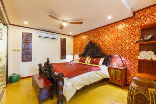 a bedroom with a bed and a ceiling fan at Amazing Appt at Wat Phra Singh in the Old City in Chiang Mai