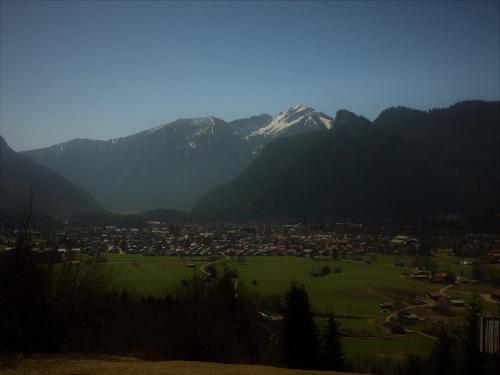 a view of a town with a mountain in the background at Ferienwohnungen im Lüftlmalereck, Mussldomahaus in Oberammergau