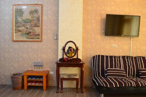 Televízia a/alebo spoločenská miestnosť v ubytovaní Grapefruit Heping Guesthouse