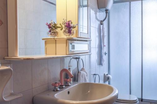 y baño con lavabo y aseo. en Vento di Tramontana en Agrigento