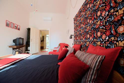 ブダペストにあるBudget Apartment by Hi5 - Üllői 36のベッドルーム1室(大型ベッド1台、赤い枕付)