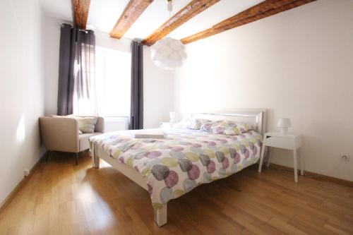 Łóżko lub łóżka w pokoju w obiekcie Colmar Historic Center - Alsacian Appartement PETITE VENISE 1 - BookingAlsace