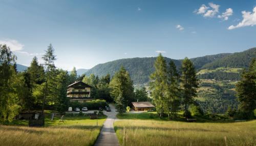 uma estrada que leva a uma casa nas montanhas em Ferienwohnungen Ötztal em Sautens