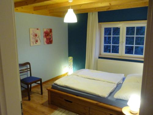מיטה או מיטות בחדר ב-Ferienhaus Gartenblick