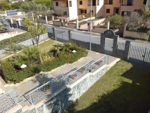 una vista aérea de un jardín con una valla en Casa degli aranci en Castrovillari