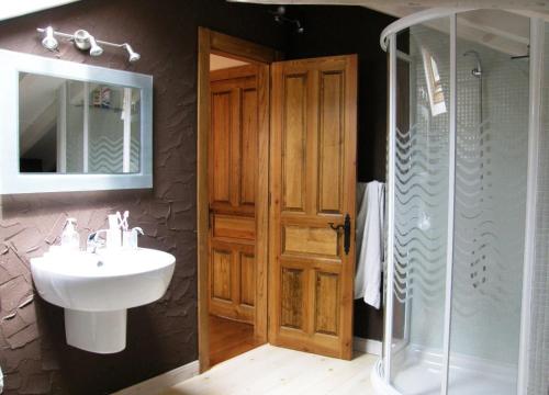 a bathroom with a sink and a shower at Albergue Turístico Valdebaró in Camaleño