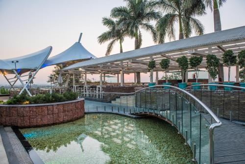 Bazén v ubytování The Red Maple Mashal nebo v jeho okolí